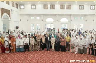 Wako Bukittinggi salurkan bantuan dari TP PKK, GOW, Baznas dan YPAM, kepada 262 pelajar Bukittinggi yang terdampak bencana banjir dan galodo, di balairung rumah Dinas Wako, Selasa, (16/12)