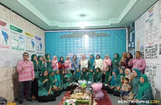 Kunjungan dipimpin Ketua TP-PKK Kota, Ny. Maria Feronika Hendri bersama Sekretaris TP-PKK, Aisyah, ke enam TP-PKK kelurahan, Selasa (25/11/2025). Foto: Kominfo Padang Panjang