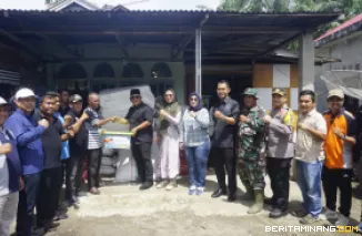 Bupati Pasaman Barat H. Yulianto bersama Kapolres Pasaman Barat AKBP Agung Tribawanto, jajaran menyalurkan bantuan beras kepada masyarakat terdampak bencana di Kecamatan Talamau.foto : De