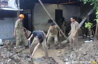 Tim Departemen Teknik Sipil Fakultas Teknik Universitas Negeri Padang (UNP) ketika melaksanakan kegiatan bakti sosial di wilayah Sungai Apar, Lubuk Minturun, Kota Padang. Foto: Humas UNP