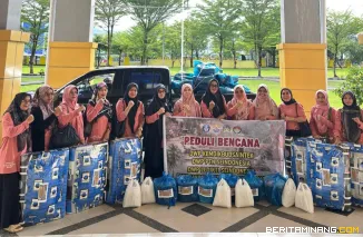 Pengurus Darma Wanita Persatuan Universitas Negeri Padang menyalurkan bantuan bagi warga terdampak banjir di Kota Padang yang dilaksanakan pada Jumat (12/).