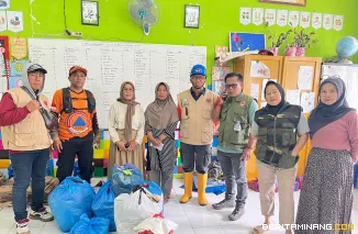 Suasana penyaluran berbagai bantuan kepada para pengungsi di sejumlah titik posko di Kota Padang Panjang, Ahad (30/11/2025).  Foto: Kominfo Padang Panjang