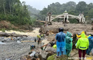 Upaya evakuasi warga yang terjebak akibat longsor di kawasan Jembatan Kembar, Silaing Bawah terus dikebut tim gabungan memasuki hari kedua, Jumat (28/11/2025). Foto: Kominfo Padang Panjang