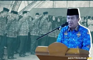 Sekdako Bukittinggi Rismal Hadi bertindak sebagai inspektur upacara peringatan HUT PGRI ke 80, Hari Guru Nasional dan HUT Korpri ke 54 di GOR Bermawi, jumat, (28/11)