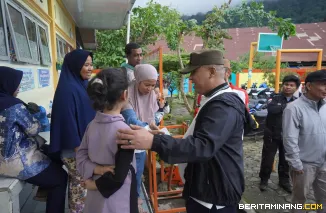 Wali Kota Padang Panjang, Hendri Arnis langsung melanjutkan peninjauan ke sejumlah posko pengungsian yang disiapkan bagi warga terdampak bencana hidrometeorologi, Jumat (28/11/2025). Foto: Kominfo Padang Panjang