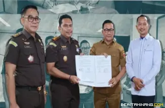 Wako Bukittinggi Ramlan Nurmatias tandatangani MoU pelaksanaan pidana kerja sosial bagi pelaku dengan Kajati Sumbar melalui Zoom meeting dari BCC, Senin, (01/12)