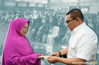 Wako Bukittinggi Ramlan Nurmatias menyerahksn secara simbolis BLTS Kesra, di Sport Hall, Rabu, (26/11).