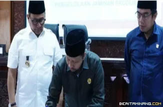 Penandatanganan nota kesepakatan Ranperda inisiatif DPRD Bukittinggi tentang jaminan produk halal menjadi Perda, dalam sidang paripurna DPRD di gedung dewan setempat, Jumat (12/12)
