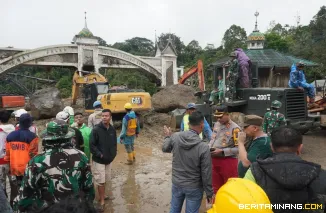 Wali Kota Padang Panjang, Hendri Arnis langsung meninjau lokasi longsor di kawasan Jembatan Kembar bersama tim gabungan, Jumat (28/11/2025). Foto: Kominfo Padang panjang