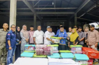 Bupati Pasaman Barat, Yulianto, bersama Wakil Bupati M. Ihpan meninjau lokasi terdampak banjir sekaligus menyerahkan bantuan kepada masyarakat di Jorong Lubuk Gobing, Rabu (17/12). foto : H