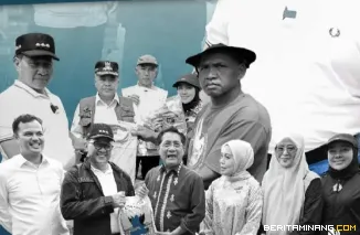 Wako Bukittinggi Ramlan Nurmatias Pimpin tim peduli bencana menyalurkan bantuan kepada korban bencana di Malalak dan Kabupaten Pariaman, selasa, (16/12)