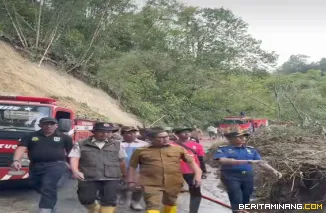 Wako Bukittinggi Ramlan Nurmatias tinjau kondisi bencana alam longsor di Sungai Landie, Kecamatan IV Koto, Kab. Agam, sekaligus menyerahkan banyuan, Senin, (01/12)