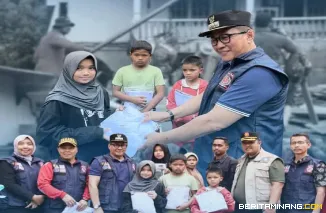 Wako Bukittinggi Ramlan Nurmatias kunjungi warga terdampak Bencana di Agam, sekaligus menyerahkan bantuan untuk anak anak yang terdampak bencana, Minggu, (30/11)
