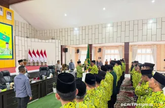Ketua PW DMI Sumbar Prof. Ganefri saat menyerahkan pataka PD DMI Solsel Kepada Wakil Bupati Solsel sekaligus Ketua PD DMI Solsel, Ir. H. Yulian Efi, MM disaksikan seluruh pengurus di Aula Kantor Bupati Solsel. Foto-Foto: Humas DMI Sumbar