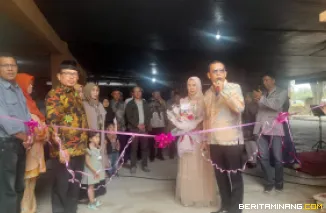 Suaana peresmian pengoperasionalan Rismha Parkir Inap Mobil yang dilakukan Ketua Ikadin Sumbar, Imral Adenansi, SH, MH bersama Pemiliknya JJ Dt Gadang, Sabtu (17/1/2026). Foto-Foto: BeritaMinang