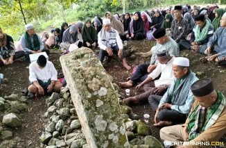 Suasana ziarah ke makam sembilan wali (kalau di Jawa, wali songo), menjelang bulan Ramadhan, itu hanya ada di Nagari Padang Magek, Tanah Datar. Foto: AS/BeritaMinang