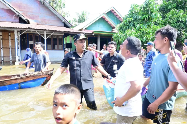 Wagub Vasko di lokasi bencana.