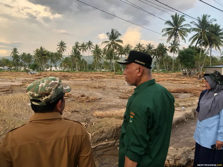 Gubernur Mahyeldi saksikan kerusakan akibat bencana alam.