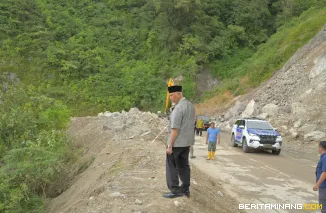 Gubernur Mahyeldi di sela peninjauan di Malalak, Kabupaten Agam, Kamis (26/2/2026).Foto: Adpim Sumbar