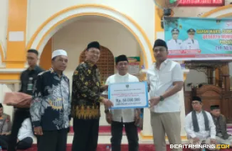 Wagub Sumbar Serahkan Bantuan di Safari Ramadan di Padang Pariaman