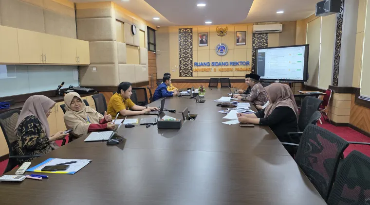 Pimpinan Fakultas Bahasa dan Seni (FBS) bersama Pimpinan UNP dalam kegiatan peninjauan Proker pada Kamis (12/3) di ruang sidang rektor Air Tawar Padang. Foto MR.