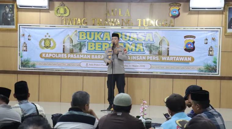 Kapolres Pasaman Barat AKBP Agung Tribawanto, S.Ik menyampaikan apresiasi atas kehadiran para wartawan yang selama ini telah menjadi mitra strategis.(11/3).Foto : D