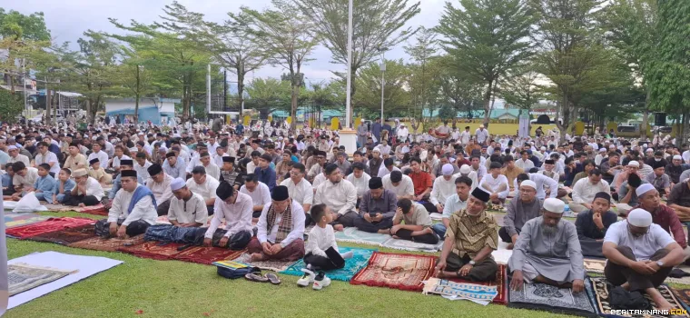 Jamaah salat Idulfitri di halaman Rektorat Universitas Negeri Padang.