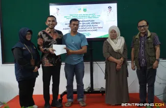 Tim Kementerian Sosial Republik Indonesia (Kemensos RI) serahkan bantuan secara simbolis ke Wakil Wali Kota, Allex Saputra , Sabtu (14/2/2026). Foto: Kominfo Padang Panjang
