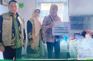 Baznas Kota Padang Panjang bersama TP PKK Kota, salurkan bantuan kepada warga Kelurahan Balai-Balai,  yang menjalani masa pemulihan akibat kecelakaan, Kamis (26/2/2026). Foto: Kominfo Padang Panjang