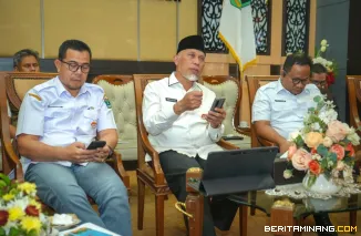Gubernur Mahyeldi usai mengikuti rapat koordinasi percepatan pemulihan pascabencana secara daring dari Istana Gubernuran, Rabu (21/1/2026). Foto:Adpim Sumbar