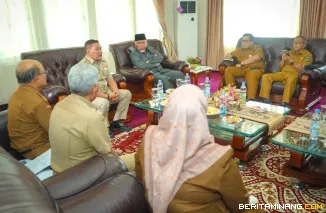 Gubernur Mahyeldi dalam pertemuan dengan Wali Kota Bukittinggi Ramlan Nurmatias, di Istana Bung Hatta, Selasa (20/1/2026). Foto:Adpim Sumbar