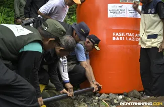 Gubernur Sumbar, Mahyeldi Ansharullah menghadiripemasangan pipanisasi air bersih bagi masyarakat terdampak banjir bandang di Jorong Muaro Ambius, Tanah Datar, Sabtu (17/1/2026). Foto: AdpimSumbar