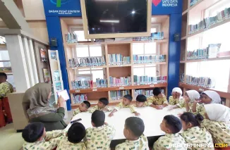 Ilustrasi para siswa di perpustakaan Kota Padang Panjang.