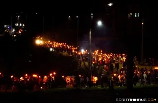 Ratusan obor menyala serentak, menerangi langkah masyarakat dalam menyambut bulan suci Ramadan 1447 Hijriah, Selasa (17/2/2026) malam.  Foto: Kominfo Padang Panjang