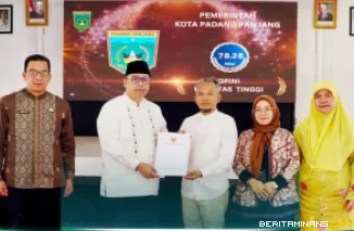 Kepala Perwakilan Ombudsman RI Provinsi Sumatera Barat, Adel Wahidi serahkan penghargaan ke Wali Kota, Hendri Arnis, Jumat (27/2/2026), di Hall Lantai III Balai Kota. Foto: Kominfo Padang Panjang