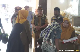 Dinas Sosial PPKBPPPA melakukan penertiban terhadap gelandangan dan pengemis (gepeng) di kawasan Pasar Pusat, Senin (23/2/2026). Foto: Kominfo Padang Panjang