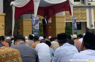 Rektor Krismadinata, Ph.D. ketika memberikan sambutan pada pelaksanaan rangkaian salat Idulfitri di halaman Rektorat Universitas Negeri Padang pada Sabtu (21/3) pagi ini. Foto dok ET.