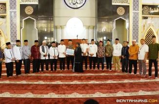 Wakil Wali Kota, Allex Saputra yang menyerahkan bantuan secara simbolis zakat sebanyak Rp545.731.000 Jumat (20/2/2026), di Masjid Agung Manarul 'Ilmi Islamic Centre. Foto: Kominfo Padang Panjang