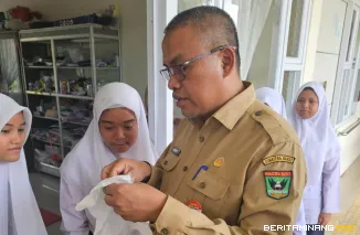 Sekretaris Daerah Provinsi Sumatera Barat (Sekdaprov Sumbar), Arry Yuswandi melakukan kunjungan kerja ke Sekolah Luar Biasa Negeri (SLBN) 1 Payakumbuh, Senin (19/1/2026). Foto: Adpim Sumbar