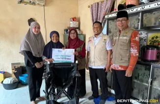 Pemerintah Kota bersama Badan Amil Zakat Nasional (Baznas) Kota Padang Panjang ketika salurkan bantuan sosial berupa kursi roda dan uang tunai kepada dua lansia, Kamis (25/2/2026). Foto: Kominfo Padang Panjang