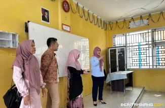 Ketua Tim Penggerak PKK Kota Padang Panjang, Ny. Maria Feronika Hendri, ketika mengunjungi SMP Negeri 6, Jumat (27/2/2026). Foto: Kominfo Padang Panjang