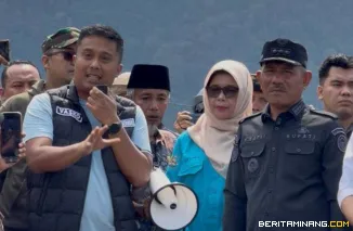 Wakil Gubernur Sumatera Barat (Wagub Sumbar), Vasko Ruseimy, di hadapan warga yang menyaksikan langsung sinkhole Minggu (11/1/2026. Foto: Adpim Sumbar