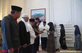 Wali Kota Padang Panjang saat digelar buka puasa bersama anak yatim, garin masjid dan musala, serta berbagai elemen masyarakat, Sabtu (21/2/2026). Foto: Kominfo Padang Panjang