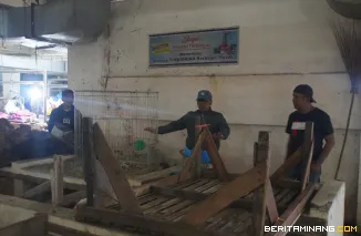 Wali Kota, Hendri Arnis ketika melakukan inspeksi mendadak (sidak) ke kawasan pasar pada Kamis (26/2/2025) malam. Foto: Kominfo Padang Panjang