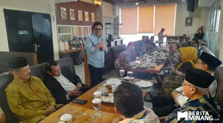 Ketum DPP Iluni UNP, Drs.Nadirman, MM sedang memberikan sambutan dalam acara Halal Bi Halal DPP Iluni UNP, di Hotel UNP, Kamis sore (2/4/2026). Foto: Rokcalva/BeritaMinang