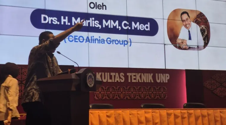 Mantan Ketua Umum DPP Iluni UNP yang juga CEO Alinia Group, Drs. H. Marlis, MM, C.Med, memberikan pesan kepada ribuan calon wisudawan/ti Universitas Negeri Padang (UNP), Kamis (2/4/2026) di Auditorium Kampus UNP Air Tawar Padang. Foto: Ist.