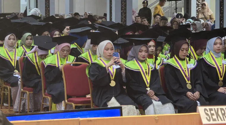 Sebanyak 189 lulusan FBS Universitas Negeri Padang diwisuda oleh Rektor pada Senin (6/5) di Auditorium Kampus UNP Air Tawar Padang.  Foto MR.