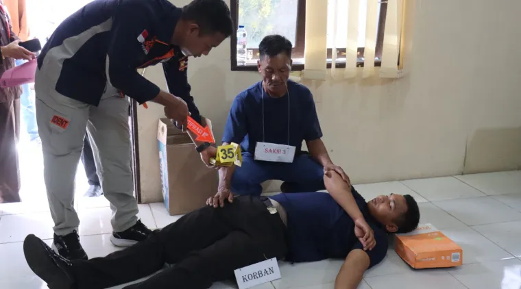 Polres Pasaman Barat menggelar rekonstruksi kasus pencurian dan pembunuhan terhadap pensiunan Aparatur Sipil Negara (ASN) bernama Khoiron Lubis (65) warga Nagari Pematang Panjang, Kecamatan Koto Balingka, ( 13/4). Foto : h