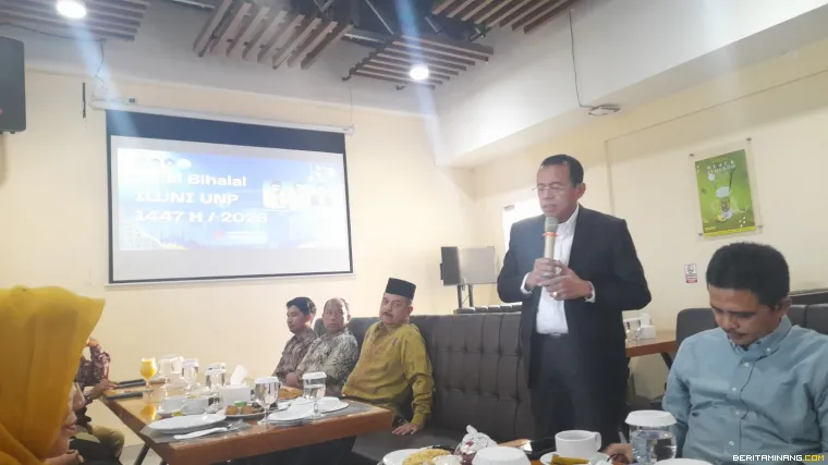 Ketua Dewan Pembina Iluni UNP Prog. Ganefri berikan sambutan.