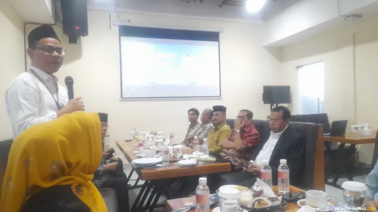 Rektor UNP Ir. Krismadinata, Ph.D berikan sambutan.